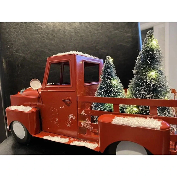 LIGHT UP RED CHRISTMAS TRUCK DECORATION  WITH CHRISTMAS TREE & WREATH -BRAND NEW - Picture 2 of 12